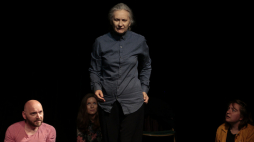 Zdjęcie ze spektaklu „Komedianci” prezentowanego w ramach 2. Międzynarodowego Festiwalu Teatralnego Polacy ROBIĄ TEATR w Teatrze Druga Strefa. Źródło: www.teatr2strefa.pl