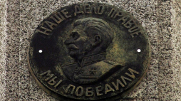 Stargard Szczeciński, plac Wolności, 27.04.2005. Pomnik z wizerunkiem Józefa Stalina. Fot. PAP/J. Undro