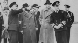 Minister spraw zagranicznych Józef Beck (trzeci z prawej) wśród oficerów brytyjskiej marynarki wojennej w Porsmouth. 04.1939. Fot. NAC