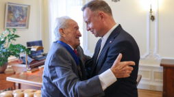 Prezydent Andrzej Duda (P) spotkał się z Edwardem Mosbergiem. Fot. Jakub Szymczuk / KPRP