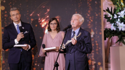 Laureat nagrody w kategorii „Osiągnięcia w dziedzinie kultury chrześcijańskiej” Leszek Mądzik (P) podczas uroczystej gali wręczenia nagród Totus Tuus 2021 na Zamku Królewskim w Warszawie. Fot. PAP/A. Zawada
