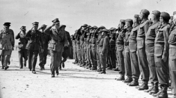 Naczelny Wódz gen. Władysław Sikorski wizytuje polskich żołnierzy w Tobruku. Źródło: Wikimedia Commons
