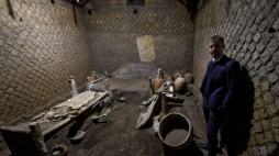 Dyrektor parku archeologicznego w Pompejach Gabriel Zuchtriegel w odkrytym pokoju niewolników. Fot. PAP/EPA