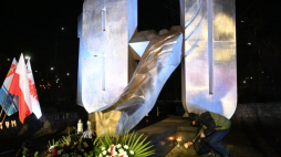 Uroczystość przed Pomnikiem Ofiar Grudnia 1970. Gdynia, 17.12.2021.  Fot. PAP/A. Warżawa