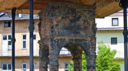Bima, fragment po stojącej w tym miejscu starej synagodze w Tarnowie. Fot. PAP/J. Ochoński 