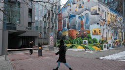 Oddychający mural namalowany na budynku przy ulicy Wschowskiej 10 na warszawskiej Woli. Fot. PAP/M. Marek