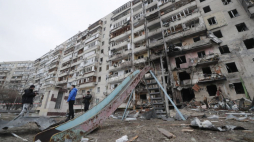Blok mieszkalny zniszczony podczas rosyjskiego ostrzału Kijowa. 25.02.2022. Fot. PAP/EPA