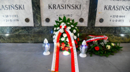 Kwiaty od prezydenta Andrzej Duda złożone w Opinogórze, przy grobie Zygmunta Krasińskiego w 210. rocznica urodzin poety. Źródło: Kancelaria Prezydenta RP