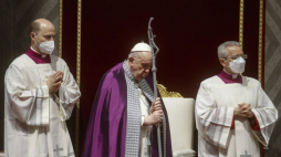 Papież Franciszek podczas nabożeństwa pokutnego w Watykanie, w trakcie którego dokonał aktu poświęcenia ludzkości, zwłaszcza Rosji i Ukrainy, Niepokalanemu Sercu Maryi. Fot. PAP/EPA