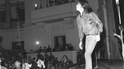 13.04.1967 r. Koncert Rolling Stones w Sali Kongresowej w PKiN w Warszawie. Na zdj. wokalista zespołu Mick Jagger . Fot. PAP/CAF/M. Langda