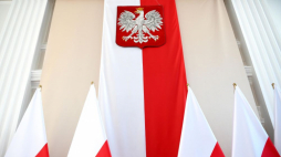 Flagi i godło RP. Fot. PAP/D. Delmanowicz