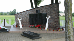 Pomnik w Rajsku upamiętniający ofiary pacyfikacji. Źródło: www.pl.wikipedia.org