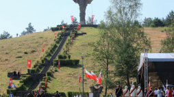 Msza święta polowa na Górze Czcibora w Cedyni podczas obchodów 1050. rocznicy bitwy pod Cedynią. Fot. PAP/L. Muszyński