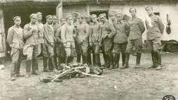 Żołnierze 2. Pułku Ułanów Legionów Polskich stoją przed porzuconą bronią po odmowie złożenia przysięgi. Lipiec 1917 r. Źródło: CAW