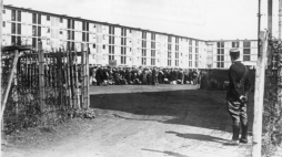 Francuscy Żydzi w obozie przejściowym w Drancy. Fot. Bundesarchiv. Źródło: Wikimedia Commons