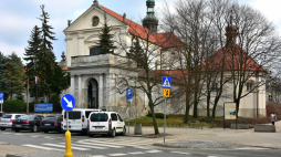 Kościół św. Antoniego z Padwy przy ul. Senatorskiej 31 w Warszawie. Źródło: Wikipedia Commons