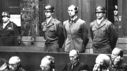 Karl Brandt przed trybunałem w Norymberdze. Źródło: Wikimedia Commons