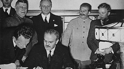 Podpisanie paktu o nieagresji oraz tajnego protokołu przez Ribbentropa oraz Mołotowa w dniu 23 sierpnia 1939 roku. Źródło: www.1939.pl