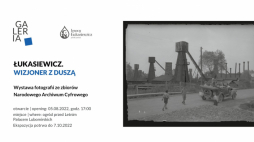 Plenerowa wystawa fotografii „Łukasiewicz – wizjoner z duszą”. Źródło: Galeria Fotografii Miasta Rzeszowa