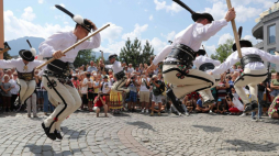 Korowód zespołów folklorystycznych podczas 52. Międzynarodowego Festiwalu Folkloru Ziem Górskich w Zakopanem. Fot. PAP/G. Momot