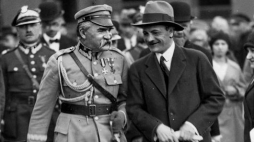 Warszawa, 25 05 1929. Marszałek Józef Piłsudski na dworcu podczas rozmowy z premierem Kazimierzem Świtalskim. Źródło: NAC