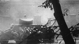 Gdańsk, 01.09.1939 r. Niemiecka piechota pod osłoną samochodu pancernego zbliża się do budynku Poczty Polskiej. Już od pierwszych godzin II wojny światowej trwały walki o ten budynek. Po 12 godzinach obrony, pracownicy Poczty Gdańskiej musieli się poddać i zostali rozstrzelani. Fot. PAP/CAF