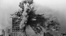 Gmach Prudentialu trafiony pociskiem ciężkiego moździerza. 28 sierpnia 1944 r. Źródło: Wikimedia Commons