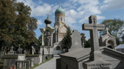 Cerkiew św. Jana Klimaka w Warszawie i otaczający ją cmentarz. Fot. PAP/M. Marek