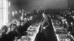 Akiba Rubinstein w czasie gry z 25 szachistami. 1931 r. Fot. NAC