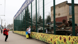 Wystawa zniszczonego rosyjskiego sprzętu wojskowego w centrum Krzywego Rogu. Fot. PAP/L. Szymański