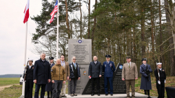  Prezes IPN Karol Nawrocki (centrum-L) i Szef Biura Współpracy Obronnej (ODC) ambasady USA Scott Wallace (centrum-P) podczas uroczystości odsłonięcia pomnika, poświęconego amerykańskim lotnikom zestrzelonym w 1944 roku przez Niemców na terenie Polski. Fot. PAP/M. Gadomski