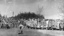 Żołnierze Brygady Świętokrzyskiej NSZ (po lewej) i grupa uwolnionych więźniarek (po prawej) z wyzwolonego 5 maja obozu w Holýšovie (niem. Holleischen) - filii obozu koncentracyjnego KL-Flossenburg. autor: nieznany, 5 V 1945 r. Fot. AIPN
