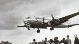 Amerykański samolot transportowy Douglas C-54 Skymaster ląduje na lotnisku Tempelhof podczas blokady Berlina. Źródło: pl.wikipedia.org