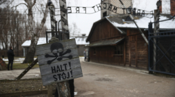 Brama byłego obozu Auschwitz II-Birkenau w Oświęcimiu. Fot. PAP/Ł. Gągulski
