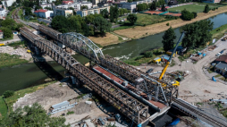 Prace związane z budową nowego mostu kolejowego na Sanie: sześcioprzęsłowy most, o długości blisko 200 metrów, swoim kształtem będzie nawiązywał do dawnej, historycznej konstrukcji, która zostanie zachowana. Przemyśl, 06.07.2023. Fot. PAP/D. Delmanowicz
