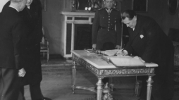 Premier Prus Hermann Goring wpisuje się do księgi audiencjonalnej prezydenta RP Ignacego Mościckiego na Zamku Królewskim. 1938 r. Fot. NAC