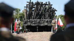 Pomnik Poległym i Pomordowanym na Wschodzie w Warszawie w dniu upamiętnienia tysięcy ofiar tzw. operacji polskiej przeprowadzonej przez NKWD w latach 1937–1938. Fot. PAP/L. Szymański