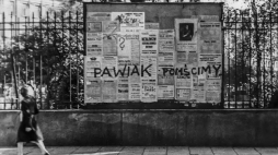 Napis wykonany przez harcerzy z organizacji "Wawer" na tablicy ogłoszeniowej umieszczonej na ogrodzeniu ogrodu BGK przy ul. Brackiej. Fot. domena publiczna