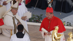 Nowy kardynał Grzegorz Ryś (P) odebrał z rąk papieża Franciszka biret kardynalski. Fot. PAP/EPA