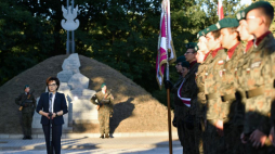 Marszałek Sejmu Elżbieta Witek (L) wzięła udział w akcji "Warta Pamięci" przed pomnikiem bitwy pod Wytycznem. Fot. PAP/W. Jargiło