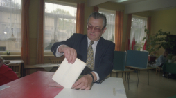 Przewodniczący Konfederacji Polski Niepodległej (KPN) Leszek Moczulski głosuje w lokalu Obwodowej Komisji Wyborczej nr 122 w Szkole Podstawowej nr 101 w Nowej Hucie. Fot. PAP/J. Bednarczyk