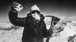 Nepal, Himalaje 16.10.1978. Polska alpinistka i himalaistka Wanda Rutkiewicz na szczycie Mount Everestu. Fot. PAP/Reprodukcja 