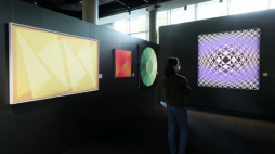 Praca Victora Vasarely'ego "Zig-Zag" (P) i praca Juliana Stańczaka "Folding with Light" (L) zaprezentowane na wystawie przedaukcyjnej "Sztuka Współczesna. Klasycy Awangardy po 1945" w DESA Unicum, Warszawa, 2021 r. Fot. PAP/P. Supernak
