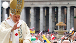 Papież Benedykt XVI w drodze na uroczystości beatyfikacji Jana Pawła II. Watykan, 01.05.2011. Fot. PAP/R. Pietruszka