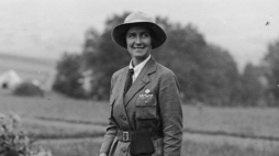 Olga Małkowska jako przedstawicielka polskich harcerek na VII Światowej Konferencji Skautek na Buczu, sierpień 1932, licencja CC BY, Narodowe Archiwum Cyfrowe
