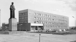 Budynek UMCS. Z lewej widoczny pomnik patronki uniwersytetu. 1969 r. Fot. NAC