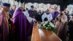 Bp Damian Muskus (2L) na pogrzebie ks. Tadeusza Isakowicza-Zaleskiego na cmentarzu parafialnym w Rudawie. Fot. PAP/Ł. Gągulski