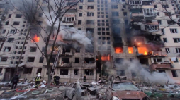 Pożar ostrzelanego przez Rosjan wieżowca. Kijów, 14.03.2022. Fot.  PAP/VROU
