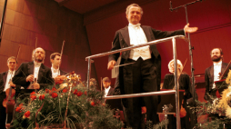 Koncert pod dyrekcją Antoniego Witta z okazji 60-lecia Wielkiej Orkiestry Symfonicznej Polskiego Radia w 1995 r. Fot. PAP/Roman Koszowski