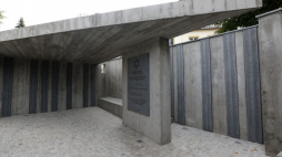 Pomnik z nazwiskami 12 tys. ofiar Zagłady Żydów na Skwerze Pamięci Ofiar Holokaustu w Nowym Sączu. Fot. PAP/G. Momot